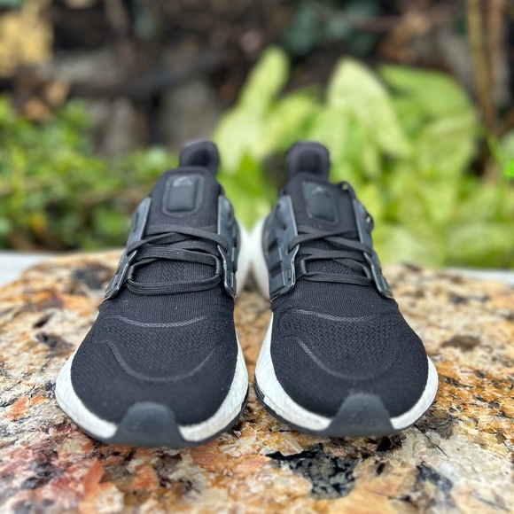 - ADIDASULTRABOOST 22 RUNNING SHOES size 7 women - Picture 6 of 15